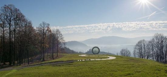 克罗地亚巨型破裂镜头雕塑 纪念于该国独立战争中殉职的摄影师 克罗地亚巨型破裂镜头雕塑 纪念于该国独立战争中殉职的摄影师