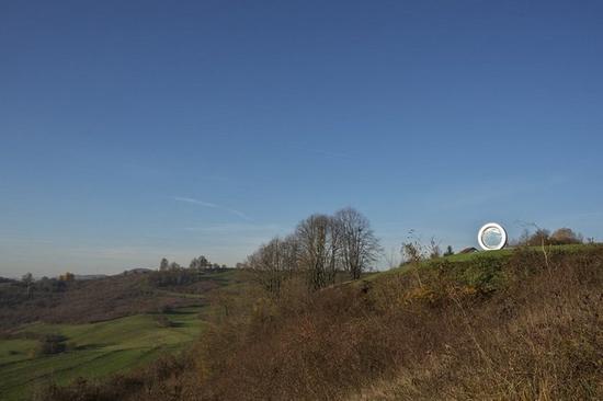 克罗地亚巨型破裂镜头雕塑 纪念于该国独立战争中殉职的摄影师 克罗地亚巨型破裂镜头雕塑 纪念于该国独立战争中殉职的摄影师