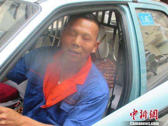 兰州一“的哥”街头“发飙”辱骂交警经查系醉驾