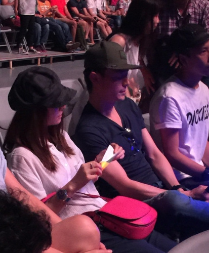 林心如巴黎看秀小腹凸出怀孕传闻越演越烈