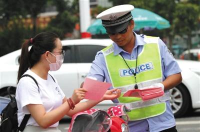 近日，江苏灌云交警在街边派发“优惠券”。