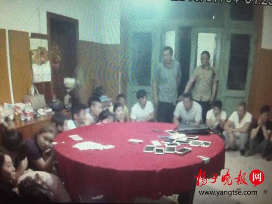 民警查处赌博窝点现场。 朱晴供图
