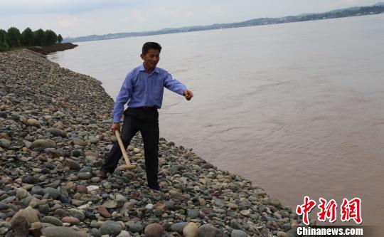 湖北六旬老人守护江堤28载愿继续发挥余热