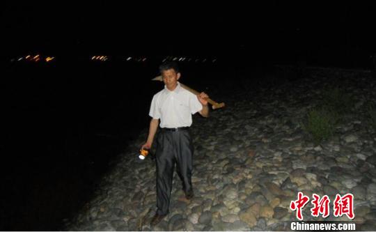 薛传根在夜间巡视江堤 毛启国 摄 薛传根在夜间巡视江堤 毛启国 摄