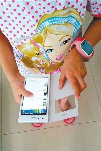 依依央求父母买智能手机,用来发红包