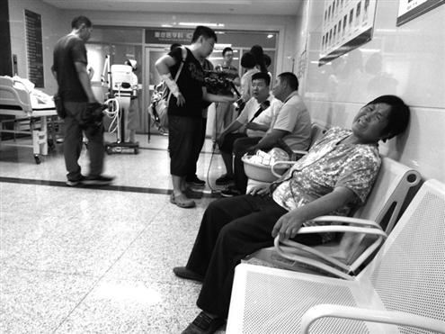 13岁男孩因考试失利 与奶奶赌气喝农药自杀