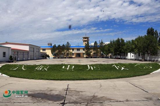 走进北湾边防连营区，映入眼帘的是官兵用石子拼成的“战蚊虫履使命”字样。