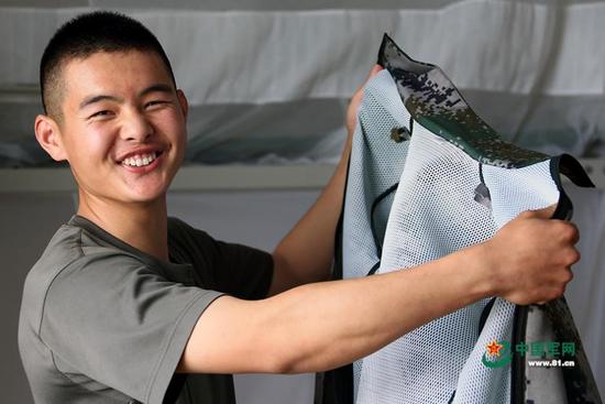 在这样蚊虫肆虐的地方巡逻，没有特殊装备怎么能行？连队官兵展示上级配发的第六代防蚊防护服。