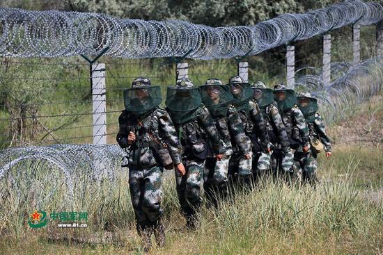 今天，“蚊虫王国”的巡逻小分队官兵就要穿上这第六代防蚊防护服，戴上防蚊帽，抵边巡逻。