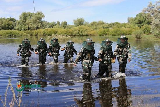前往三角地地段巡逻，因为营区周围池泽密布，每次他们都手拉手涉水通过。