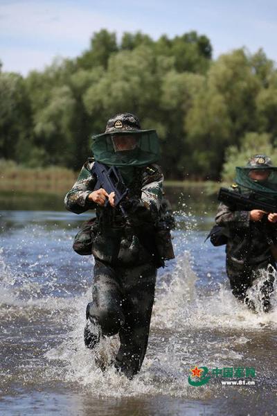 戴着防蚊帽冲锋，也是另一番风景。
