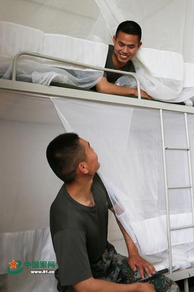 午休时间，连队官兵在特制的蚊帐里聊天。