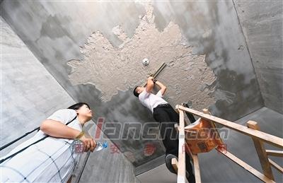 在芮先生新房的卧室里，顶板上的一层灰色素浆被铲去后，裸露出来的全是砂浆。