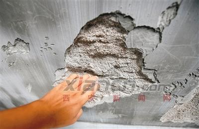 用手稍微一抠，砂浆很容易就下来了。