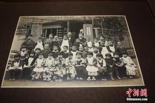 日前，江西德兴档案馆征集到侵华日军加滕诚三的私人档案，包括铜质“支那事变”从军记章及从军记章之证各1件、“支那事变行赏一时赐金袋”1件、赏金状1件、行赏金国库债券领取说明书3件、私人相册2册等共9件档案。这批档案从一个侵华日军普通士兵的角度，真实地反映了日本侵华的历史，是日本侵华的铁证，为研究日本侵华历史提供了实物佐证?；坪? width=