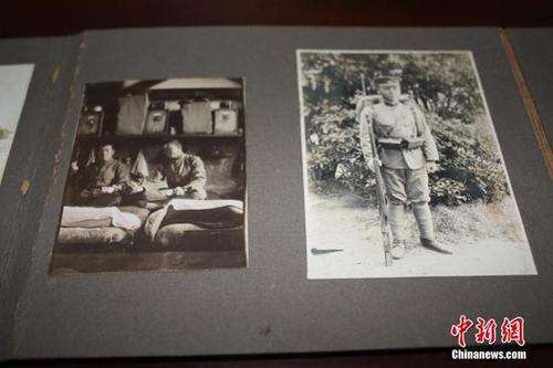 日前，江西德兴档案馆征集到侵华日军加滕诚三的私人档案，包括铜质“支那事变”从军记章及从军记章之证各1件、“支那事变行赏一时赐金袋”1件、赏金状1件、行赏金国库债券领取说明书3件、私人相册2册等共9件档案。这批档案从一个侵华日军普通士兵的角度，真实地反映了日本侵华的历史，是日本侵华的铁证，为研究日本侵华历史提供了实物佐证。黄鹤