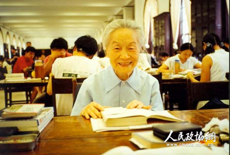 90岁高龄的杨绛先生再回清华图书馆