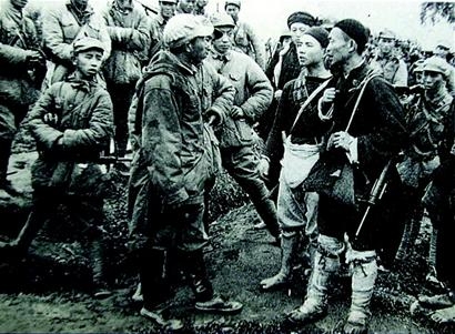 游击队员向解放军报告敌人动向 游击队员向解放军报告敌人动向