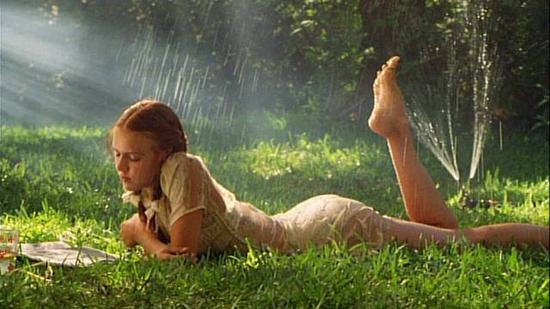 1997版则更加含蓄和柔美，也更欲情故纵