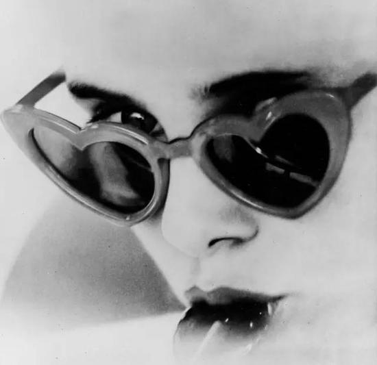 62版的洛丽塔，少女的甜美被发挥到了极致，这张剧照成了影史经典