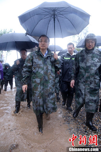 7月5日至6日，中共中央政治局常委、国务院总理李克强连续到安徽阜阳、湖南岳阳、湖北武汉考察长江、淮河流域防汛抗洪和抢险救灾工作。图为7月6日，武汉市区长江干堤有一处出现管涌群，李克强到现场察看，向在场参加抢险的解放军、武警官兵、水务工人等了解情况。<a target='_blank' href='http://www.chinanews.com/'>中新社</a>记者 刘震 摄