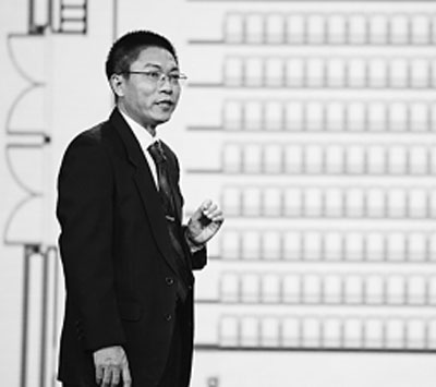 邓中亮在演示“羲和”定位系统 高文摄 光明图片