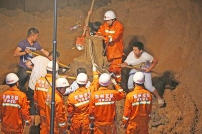 7月7日下午5时许，在航空港区西街，一个两岁女孩不慎掉入20余米深枯井中。消防官兵、当地办事处人员及附近群众约上百人对其展开紧急救援。经历近12个小时，妞妞于7月8日凌晨终于被救出，生命体征不错，一直哭着叫“妈妈”。记者 赵龙翱 摄影