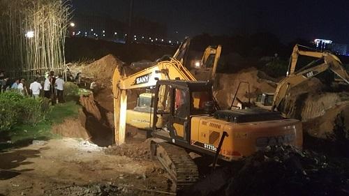 大河客户端记者在现场了解到，女童出事地区属原村庄改建的文化广场，原来有许多灌溉所用的水井，附近有许多村庄，村民晚上会在此纳凉，出事时女童与奶奶在一起，不慎掉入只能容得下女童的窄井，致使救援难度较大。