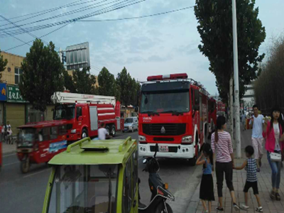 6台挖掘机及上百人全力施救。