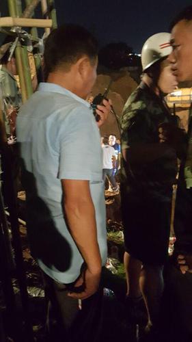 孩子爷爷不停用对讲机给孩子说话，不让她睡觉。