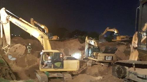 记者从现场了解到，因为女童出事地区属原村庄改建的文化广场，原来有许多灌溉所用的水井，井口直径刚容下小孩身体，每个井管1米左右。现场只能一节一节挖出井管。