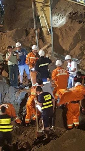 幸运的是，女童生命体整正常，救援人员用瓶子给其输入牛奶食品。家属正疏导孩子的情绪，现场100多人正全力救援。