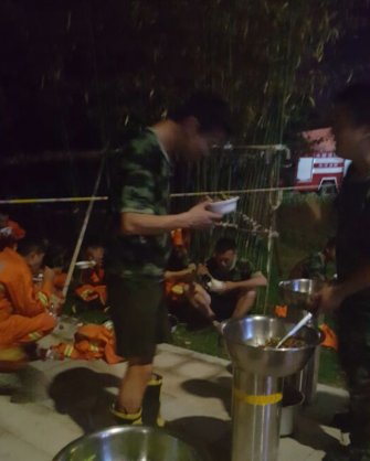 消防官兵正在分两班营救，大河客户端记者看到，消防官兵正在简单补给中。