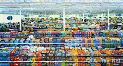 Andreas Gursky（安德烈亚斯?古尔斯基）《99 Cent II Diptychon》（《99美分》）（2001），2007年2月在伦敦苏富比拍卖会拍得335万美元。