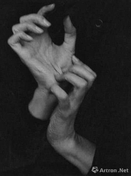 Alfred Stieglitz 《Georgia O’Keeffe （Hands） 》（1919），2006年2月在纽约苏富比拍卖会拍得147万美元。