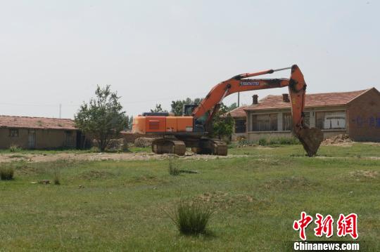 图为被村民扣留在幸福村的挖掘机?！×跷幕?摄