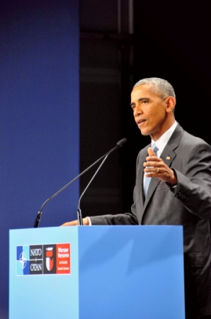 新华社照片，华沙，2016年7月10日
    （国际）（2）北约华沙峰会做出多项决定
    7月9日，在波兰首都华沙，美国总统奥巴马在北约华沙峰会结束后出席新闻发布会。
    为期两天的北大西洋公约组织（北约）首脑会议9日下午在波兰首都华沙落下帷幕，北约成员国领导人做出加大在中东欧的军事存在和为打击极端组织“伊斯兰国”国际联盟提供更多支持等多项决定。
    新华社记者石中玉摄