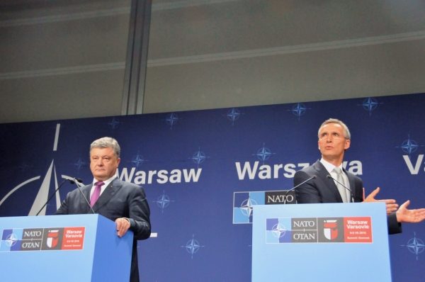 新华社照片，华沙，2016年7月10日
    （国际）（1）北约达成对乌克兰综合援助方案
    7月9日，在波兰首都华沙，北约秘书长斯托尔滕贝格（右）和乌克兰总统波罗申科举行联合新闻发布会。
    北约－乌克兰委员会9日在北约华沙峰会期间举行会议。北约秘书长斯托尔滕贝格在会后的新闻发布会上表示，北约达成一项对乌克兰的综合援助方案，北约对乌克兰的支持与合作将持续。
    新华社记者石中玉摄