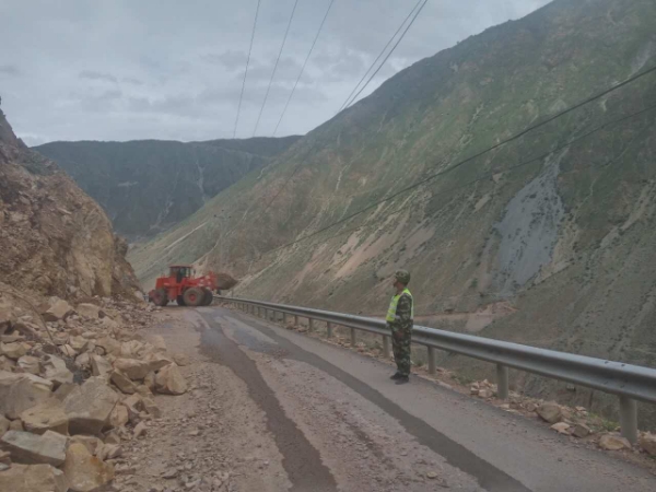 新华社照片，昌都（西藏），2016年7月10日
    318国道发生塌方致道路中断
    7月10日，武警官兵在塌方远处设立安全警戒哨，对有可能发生的二次塌方提前预警，确保作业官兵安全。
    当日上午，受强降雨影响，川藏公路西藏昌都芒康县境内距如美镇28公里处发生塌方，导致道路断通，100余台车辆，200余名过往群众受阻。
    据了解，塌方量约为1080方，塌方体为整块巨石不便清挖。道路沿线高压电线被压断，为清理工作带来了困难。
    目前，武警交通二支队官兵已携带装载机，挖掘机，自卸车等机械车辆，赶往事发现场。截至12时，道路尚未畅通。
    新华社发（谭泽阳 摄）