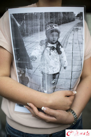 佳佳的妈妈张女士接受记者采访