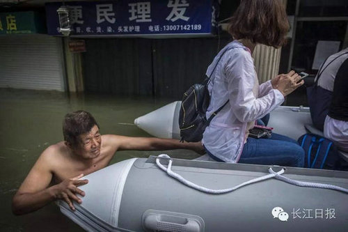 六旬老人齐腰深积水中送人 同事差点掉井