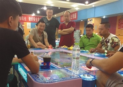 6月28日，回龙观西大街一电玩城，捕鱼机前坐满玩家，玩家每场输赢至少数千元。