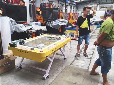 位于西五环园博园附近的赌博机厂家，院内摆满了各种捕鱼机。