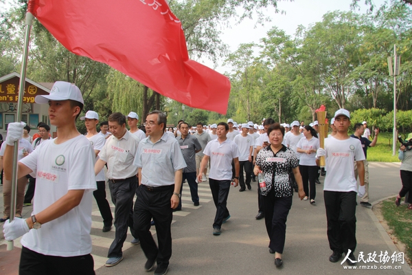 万人大行走活动进行中 万人大行走活动进行中