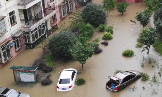 武汉持续看“海” 小区居民水桶舀水自救 武汉持续看“?!?小区居民水桶舀水自救