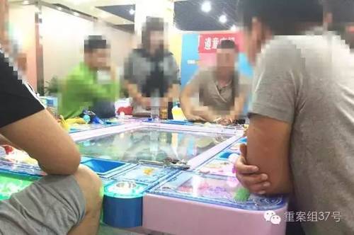 6月28日，回龙观西大街某电玩城，几名男子坐在捕鱼机前，每把输赢至少数千元。