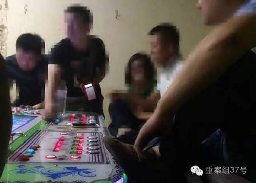 6月28日，回龙观西大街某游戏机厅，游戏机厅的工作人员拿着pos机为一男子刷卡，男子充了数千元之后开始游戏。