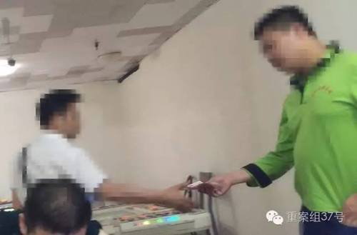 回龙观西大街某电玩城，一男子赌赢之后，工作人员将赌金交与该男子，男子称今天已经输了3万多。