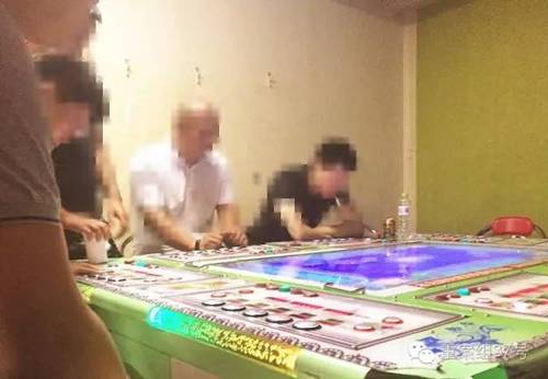 6月28日，回龙观西大街某电玩城，几名男子正坐在赌博机前。