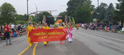 美印第安纳州举行建州200周年游行华人队伍吸睛